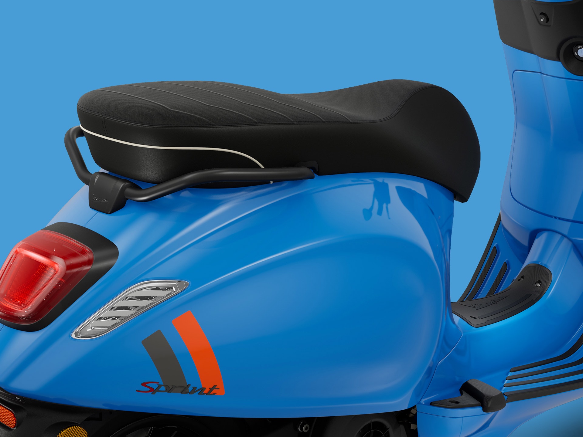 Vespa_Facelift_SPRINT-50-S_BLU-ECLETTICO_Wall-Image_1920x1440_CloseUp_Sella_2.jpg