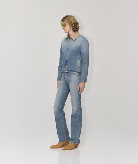 带logo箱型牛仔夹克